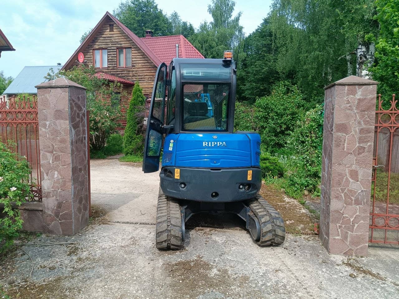 Мини-экскаватор Rippa на участке
