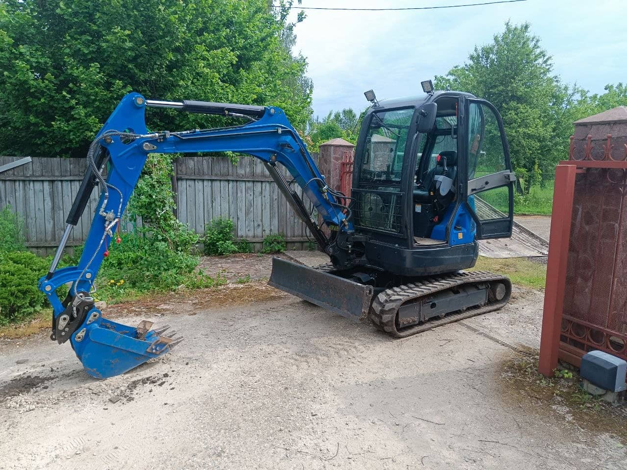 Мини-экскаватор Rippa R32Pro, вид спереди