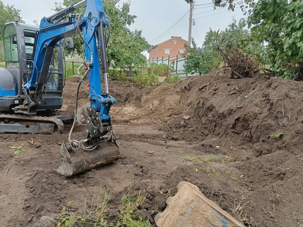 Копка траншеи на участке